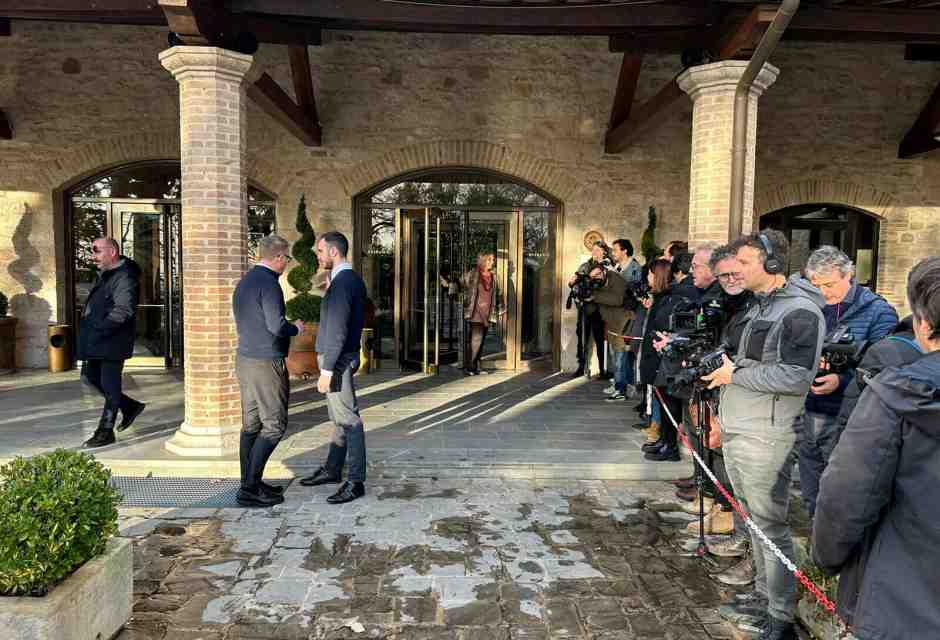 Il Pd va a Gubbio a farsi “spalmare cioccolato”. Assenze, facce derelitte. Un successo