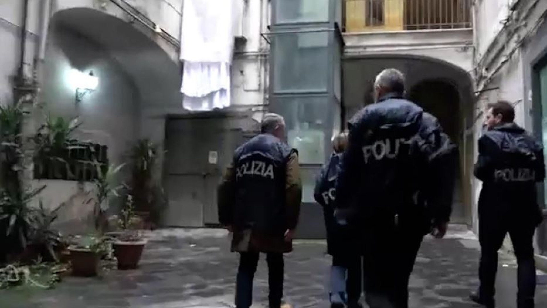 Immagine di Napoli, nelle strade in cui si spara. E i genitori dicono ai figli: confessate