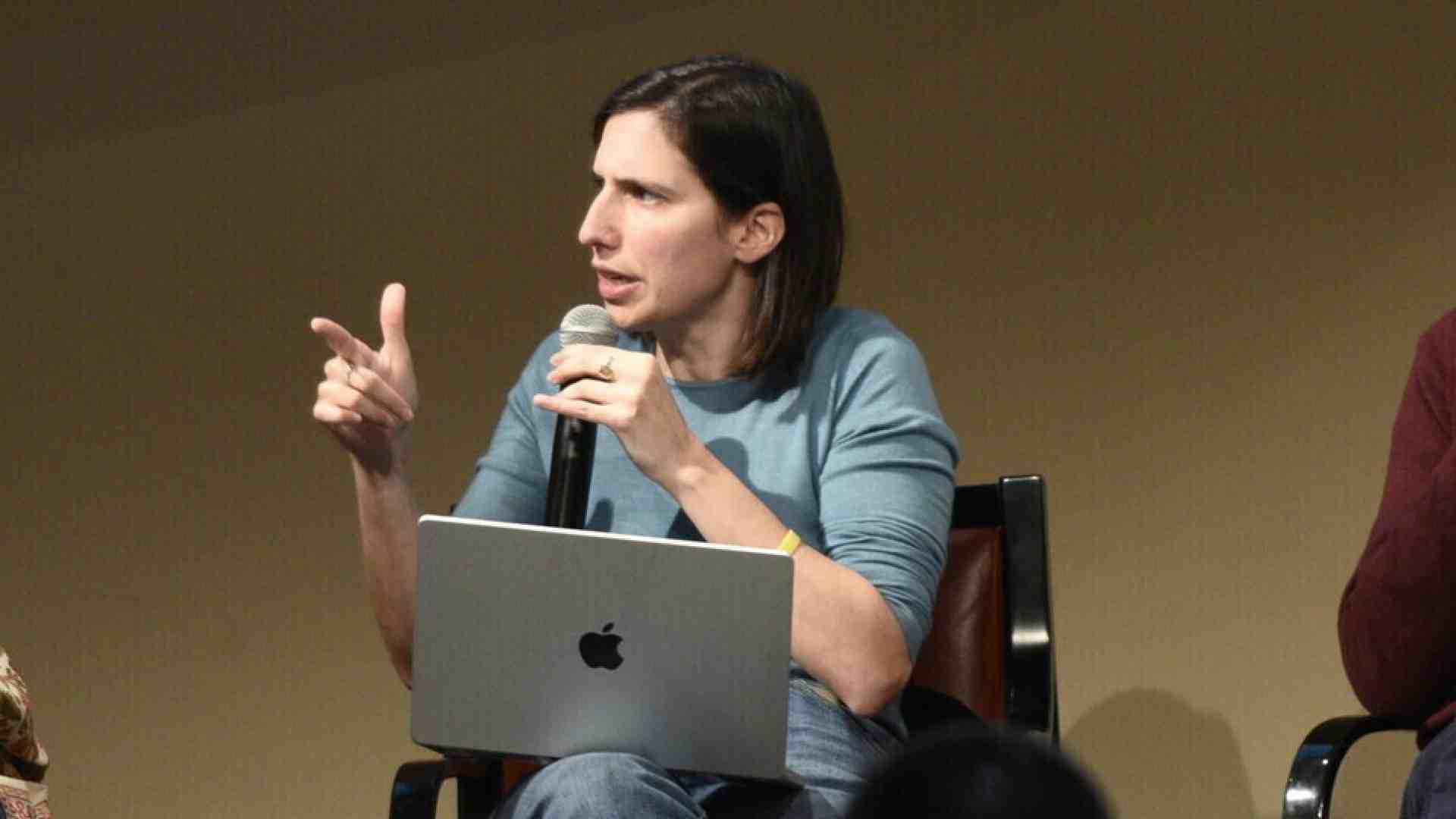 Immagine di Schlein in Gubbio: attacca Meloni, “no armi a Israele”. Un cinema