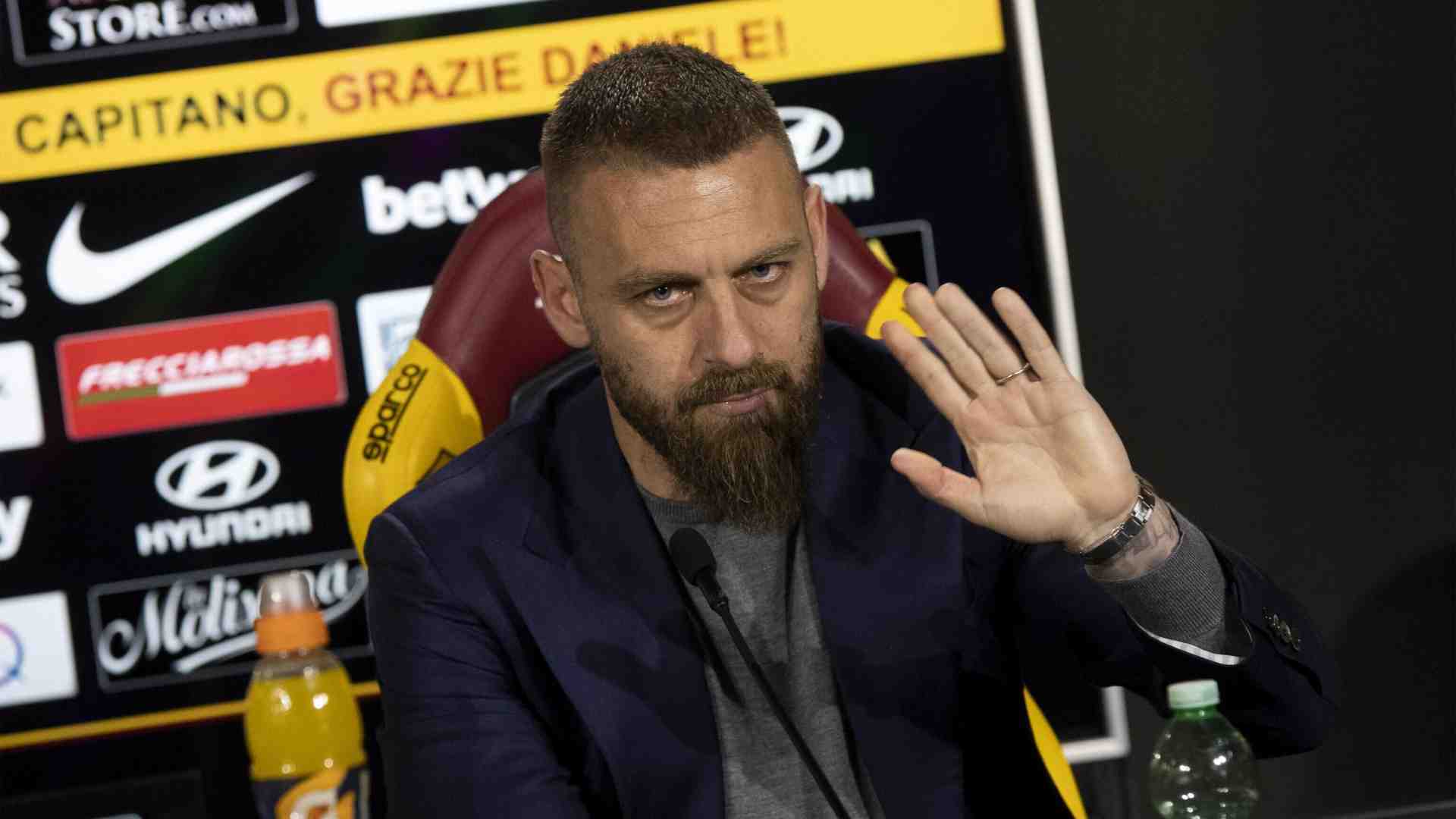 Immagine di De Rossi parafulmine in panchina