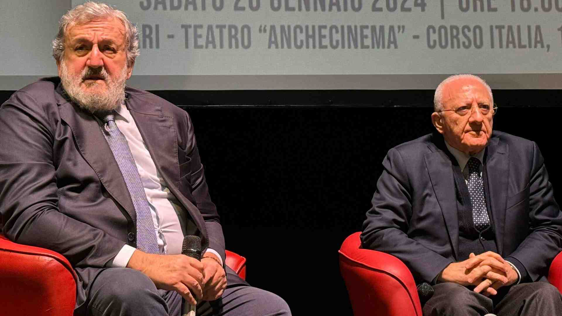 Immagine di De Luca, invitato a Bari da Emiliano, cannoneggia la segreteria Schlein e annuncia denuncia contro Fitto