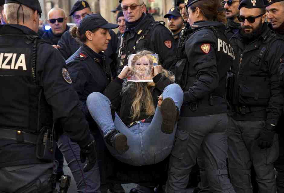 Una protesta di Ultima generazione (Foto Ansa)