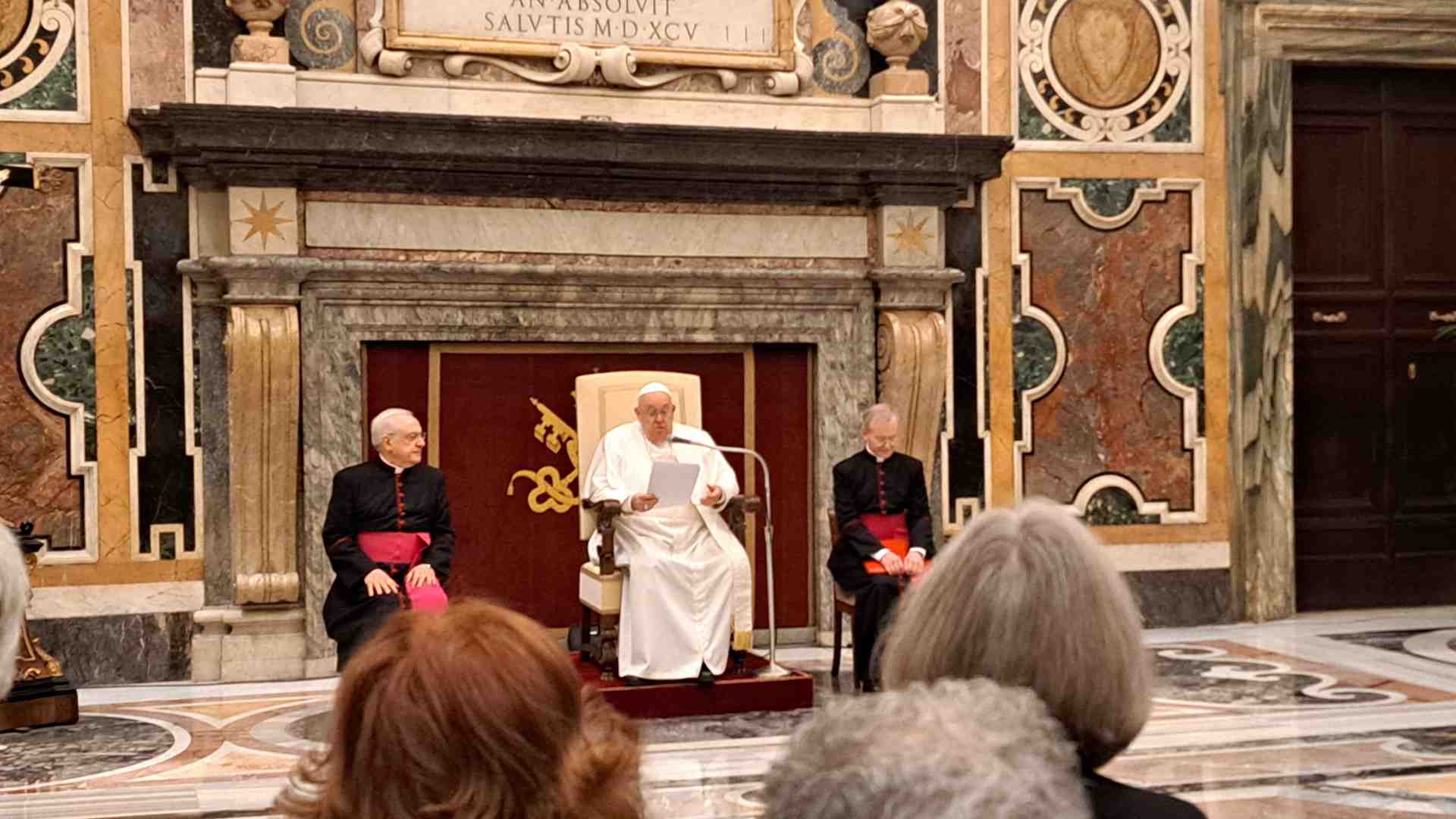 Immagine di Il Papa ai vaticanisti: «Giornalismo è vocazione, grazie per vostro lavoro»