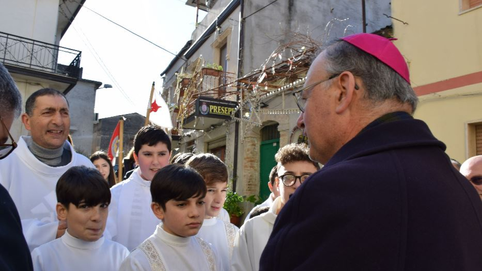 Immagine di Il vescovo nella chiesa del prete aggredito: «Un segno semplice e forte»