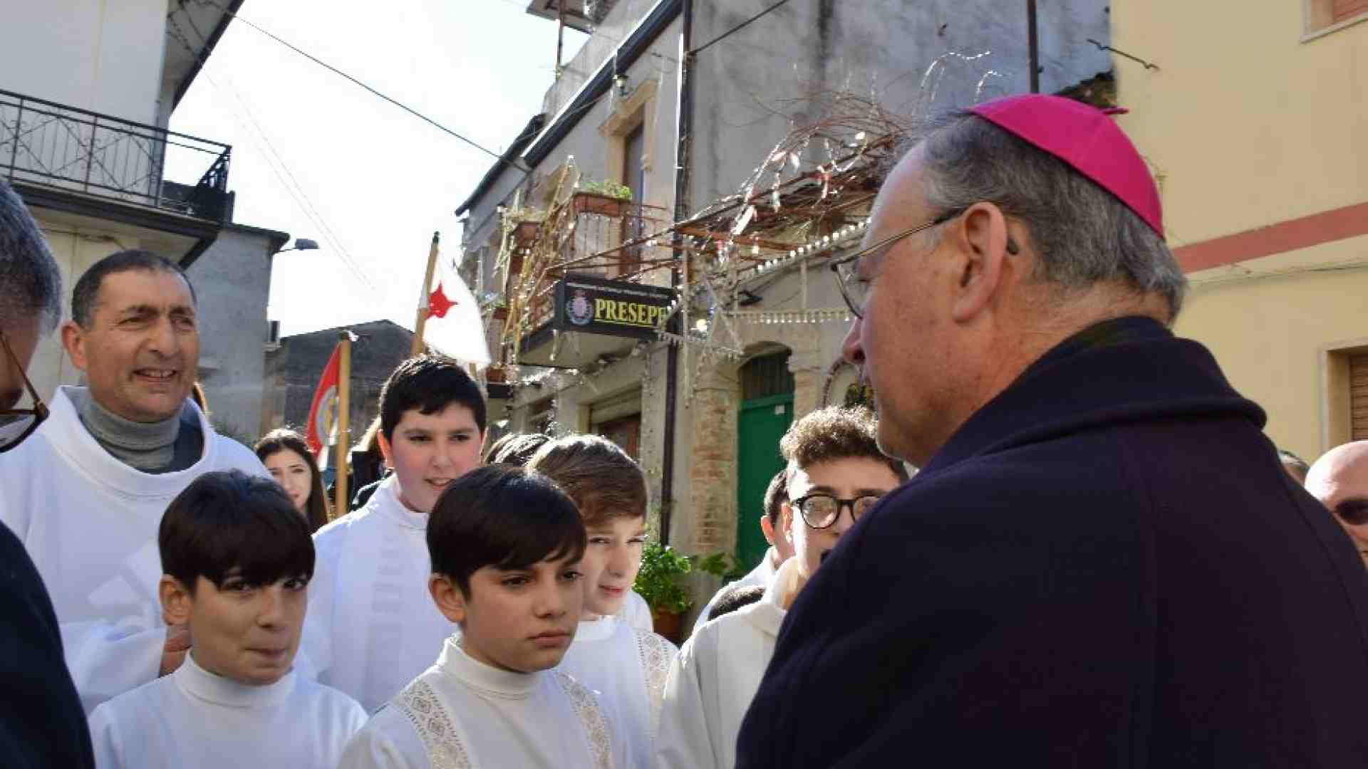 Immagine di Il vescovo nella chiesa del prete aggredito: «Un segno semplice e forte»