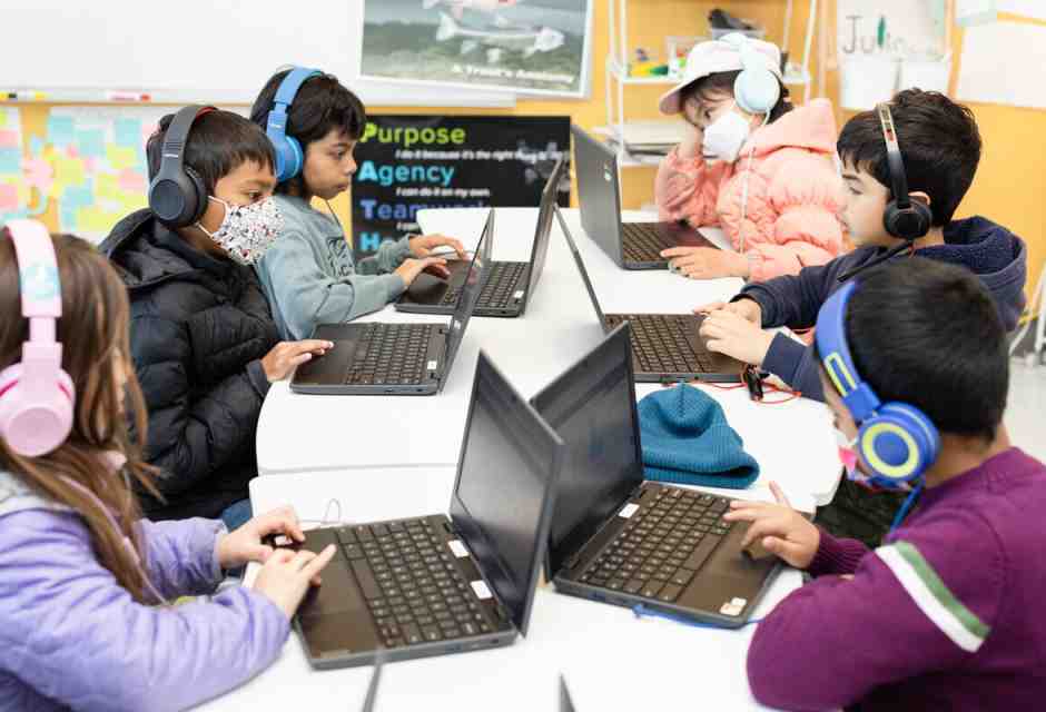 Studenti in California svolgono un compito in classe utilizzando Khanmigo, chatbot basato sull'intelligenza artificiale (Constanza Hevia H./Getty Images)&nbsp;<br />
