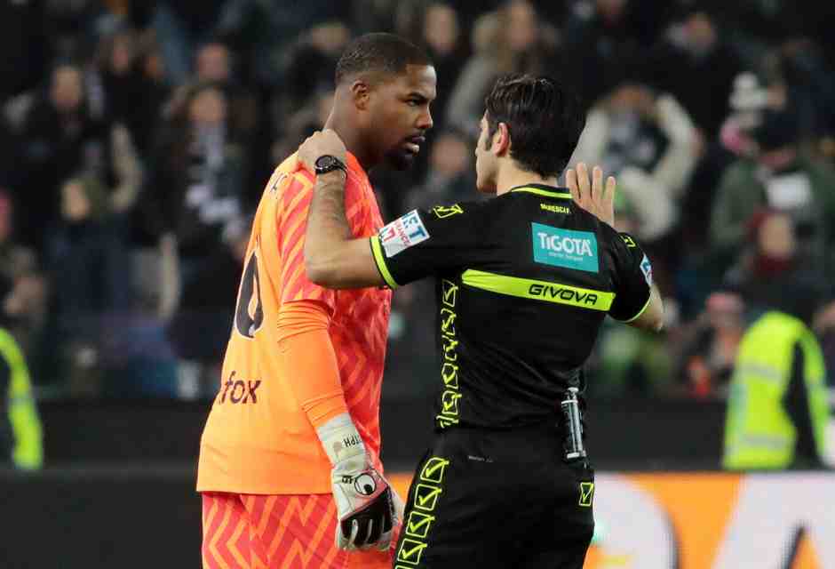 Il momento dell'uscita dal campo di Mike Maignan contro l'Udinese (foto LaPresse)