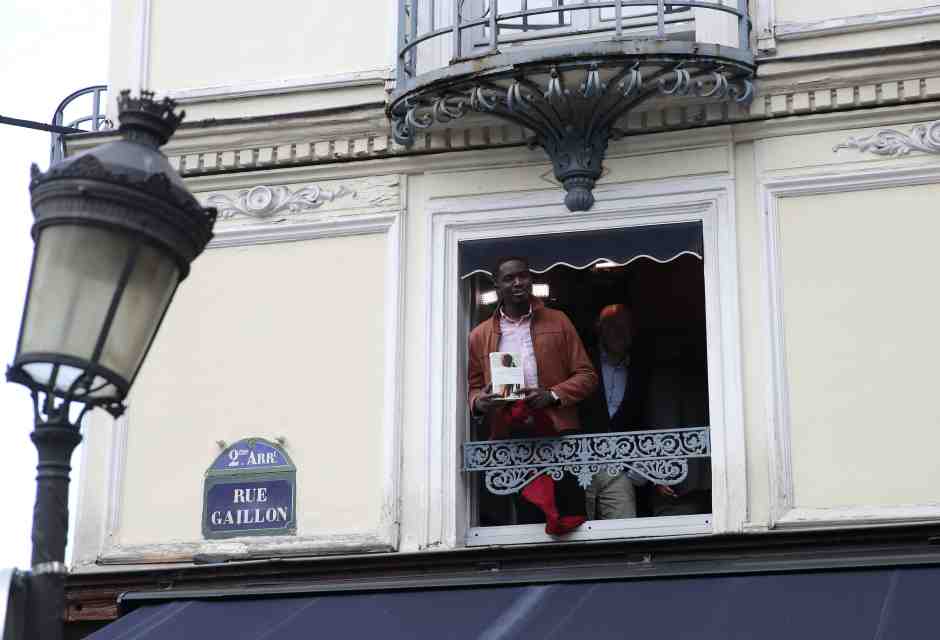 Il senegalese Mohamed Mbougar Sarr al balcone del ristorante Drouant subito dopo aver vinto il premio Goncourt edizione 2021 (foto LaPresse)&nbsp;<br />