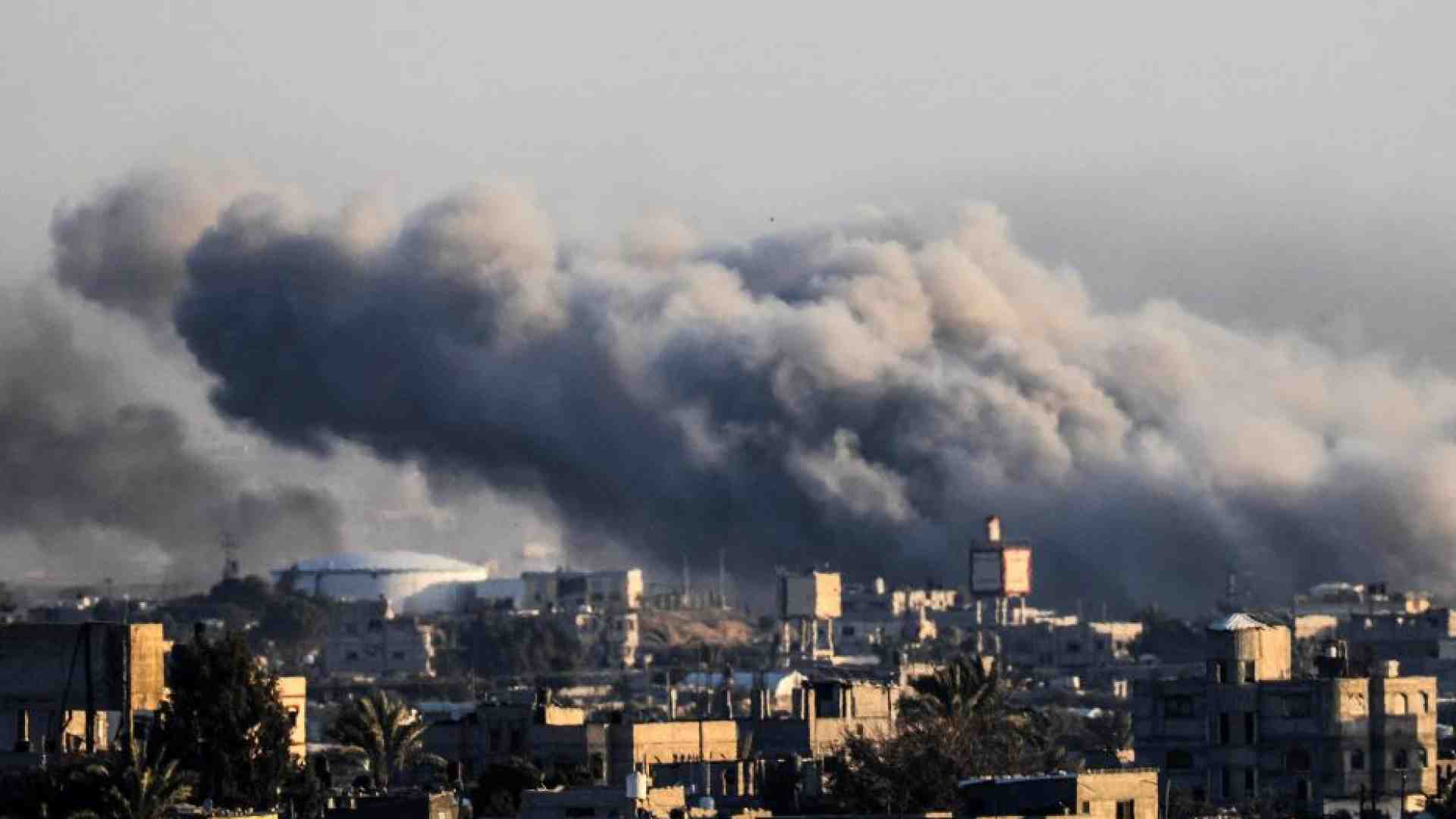 Immagine di Raid contro gli Houthi da Usa e Gb. Israele: accerchiata Khan Yunis
