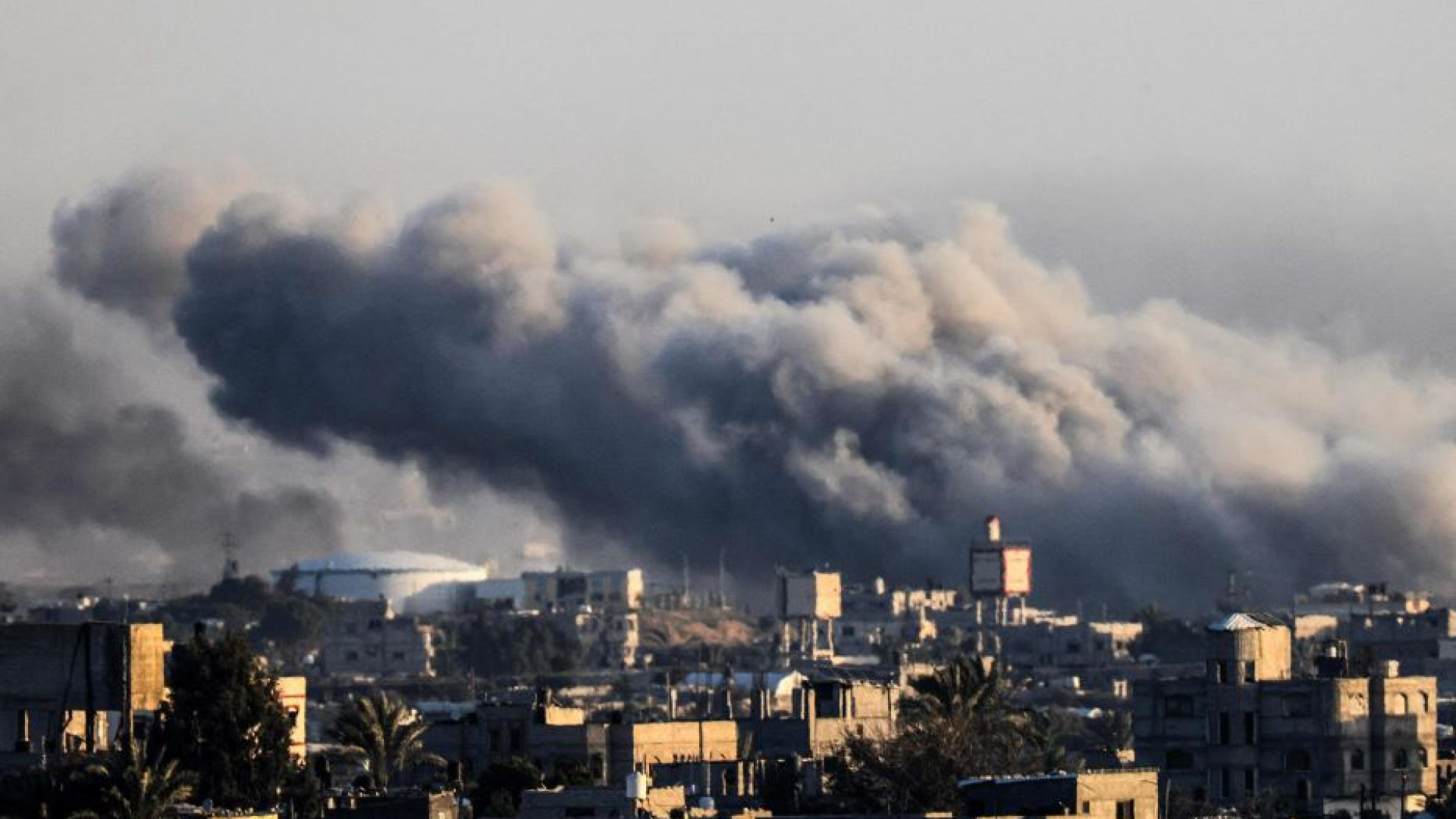 Immagine di Raid contro gli Houthi da Usa e Gb. Israele: accerchiata Khan Yunis