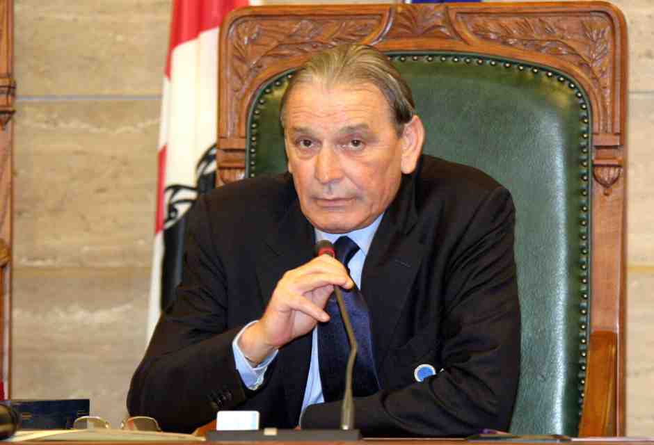Gigi Riva nel 2005 durante la cerimonia per la consegna della cittadinanza onoraria a Cagliari (foto LaPresse)