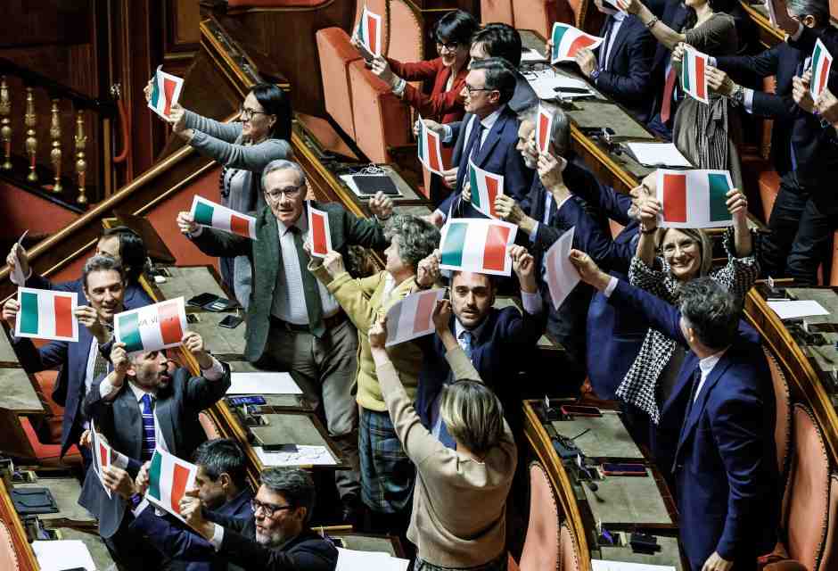 Il Senato approva il ddl sull'Autonomia. Dai banchi del Pd parte l'Inno di Mameli