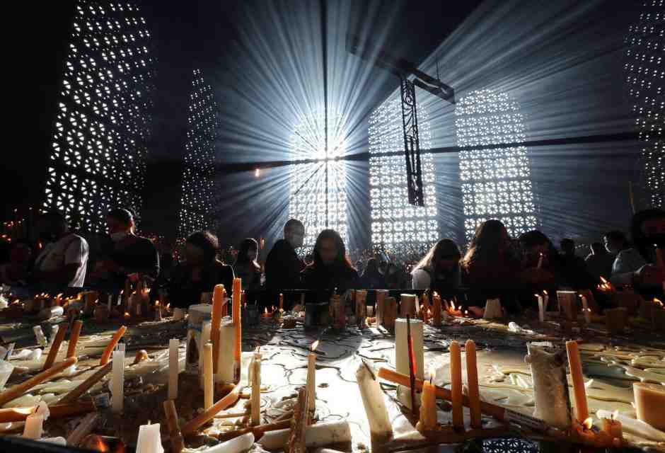 &nbsp;L&rsquo;accensione delle candele durante il giorno di Nostra signora di Aparecida in Brasile - foto Ansa