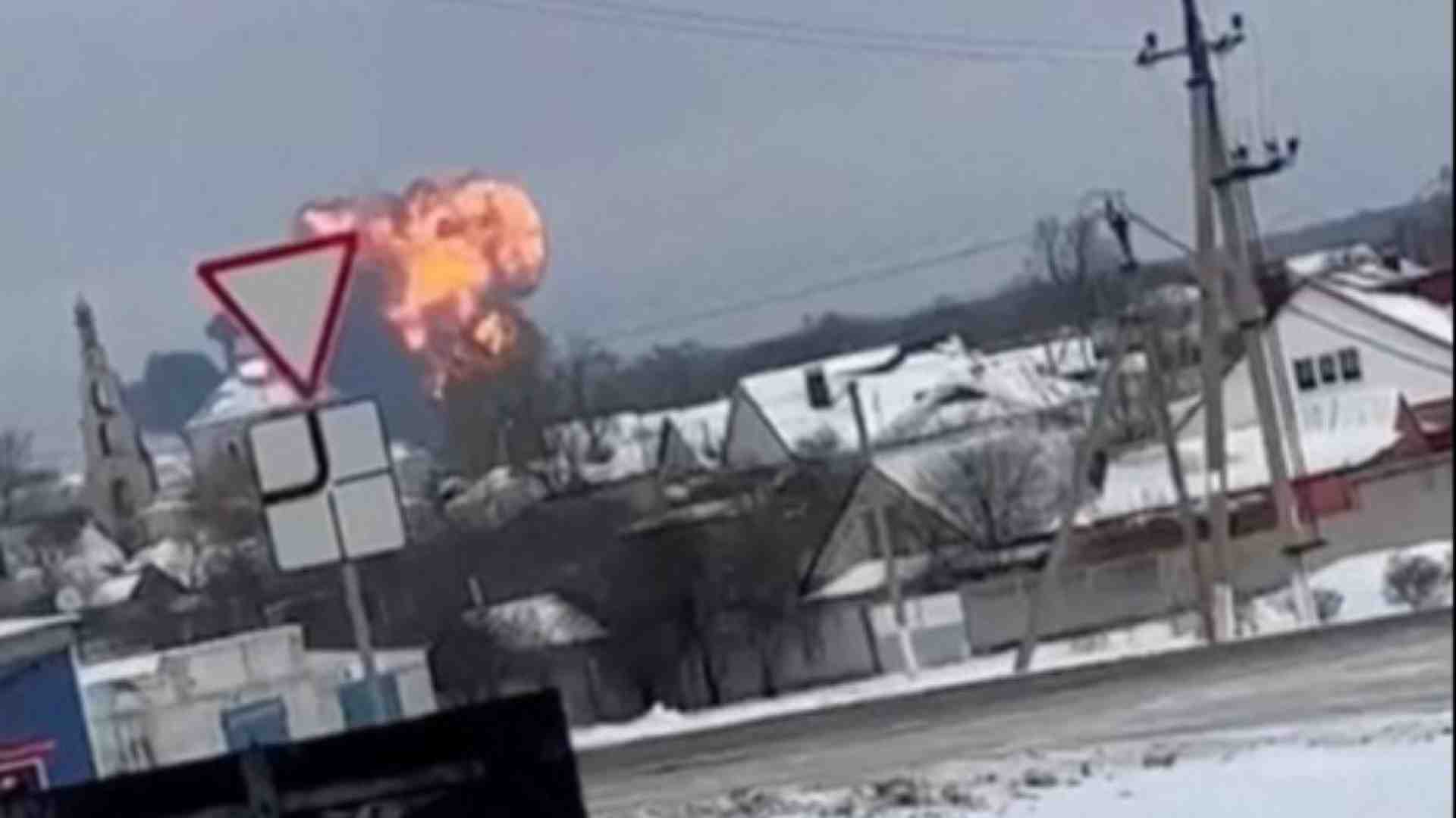 Immagine di Cade aereo militare in Russia. Kiev: «Portava missili». «No, 65 prigionieri»