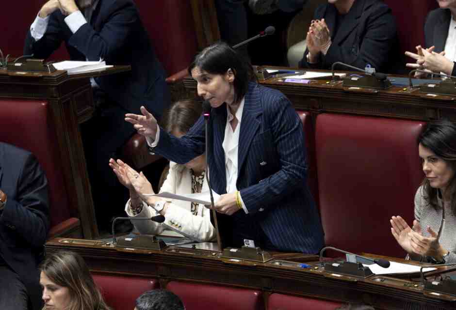 L'avviso di Meloni a Stellantis, Schlein supera Conte: istantanee dalla Camera