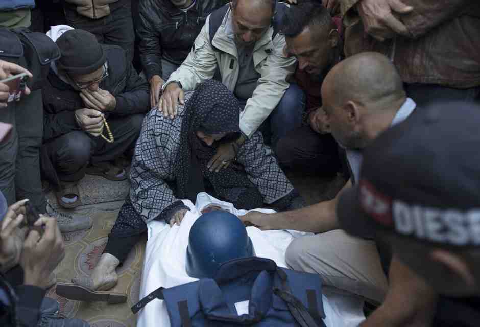 &nbsp;Una donna che piange un giornalista ucciso a Gaza - foto Ansa