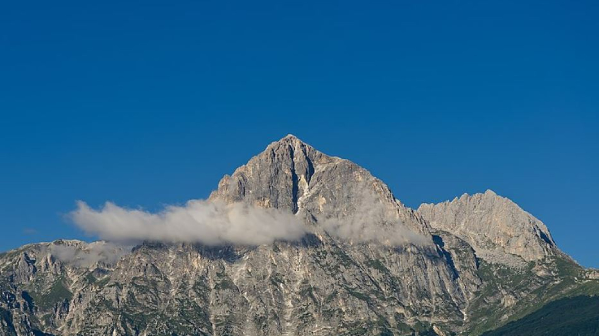 Immagine di È giusto illuminare il Gran Sasso di rosa per il Giro d'Italia?