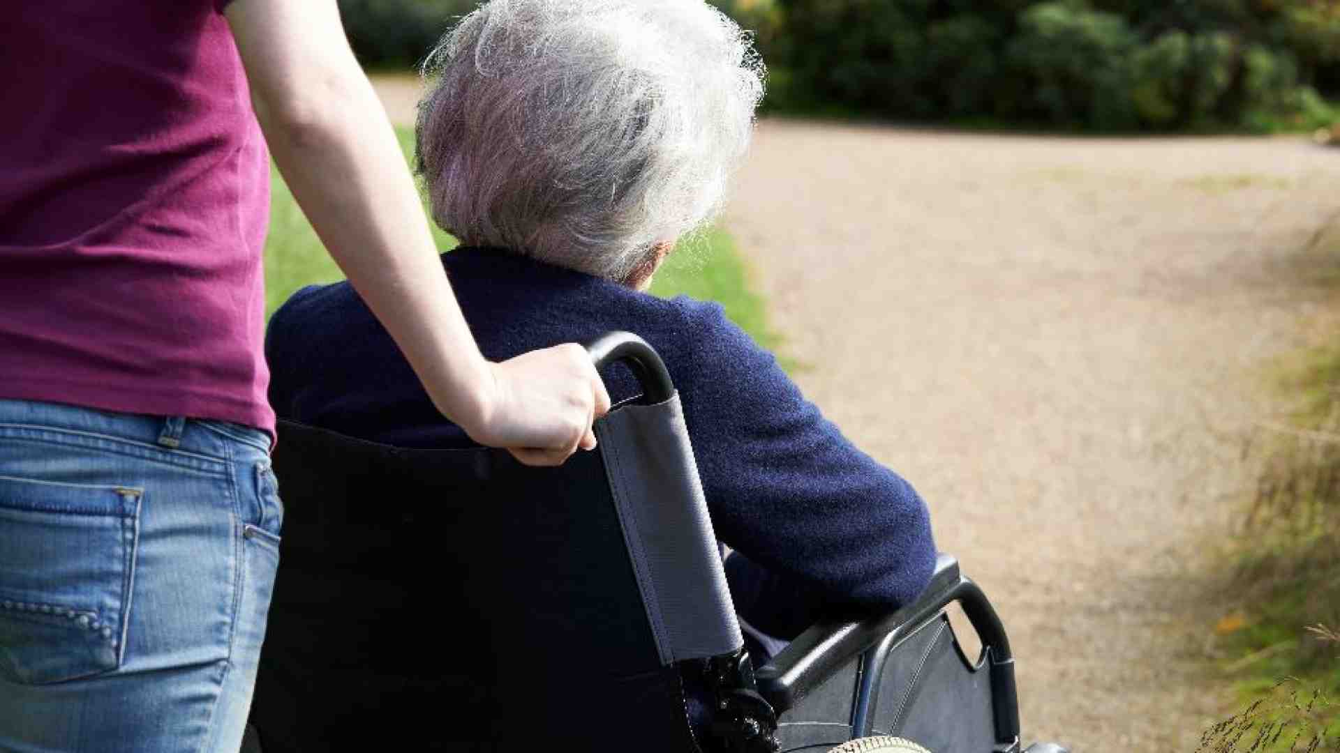 Immagine di Anziani malati, già tagliata da 1.000 a 850 euro la quota aggiuntiva