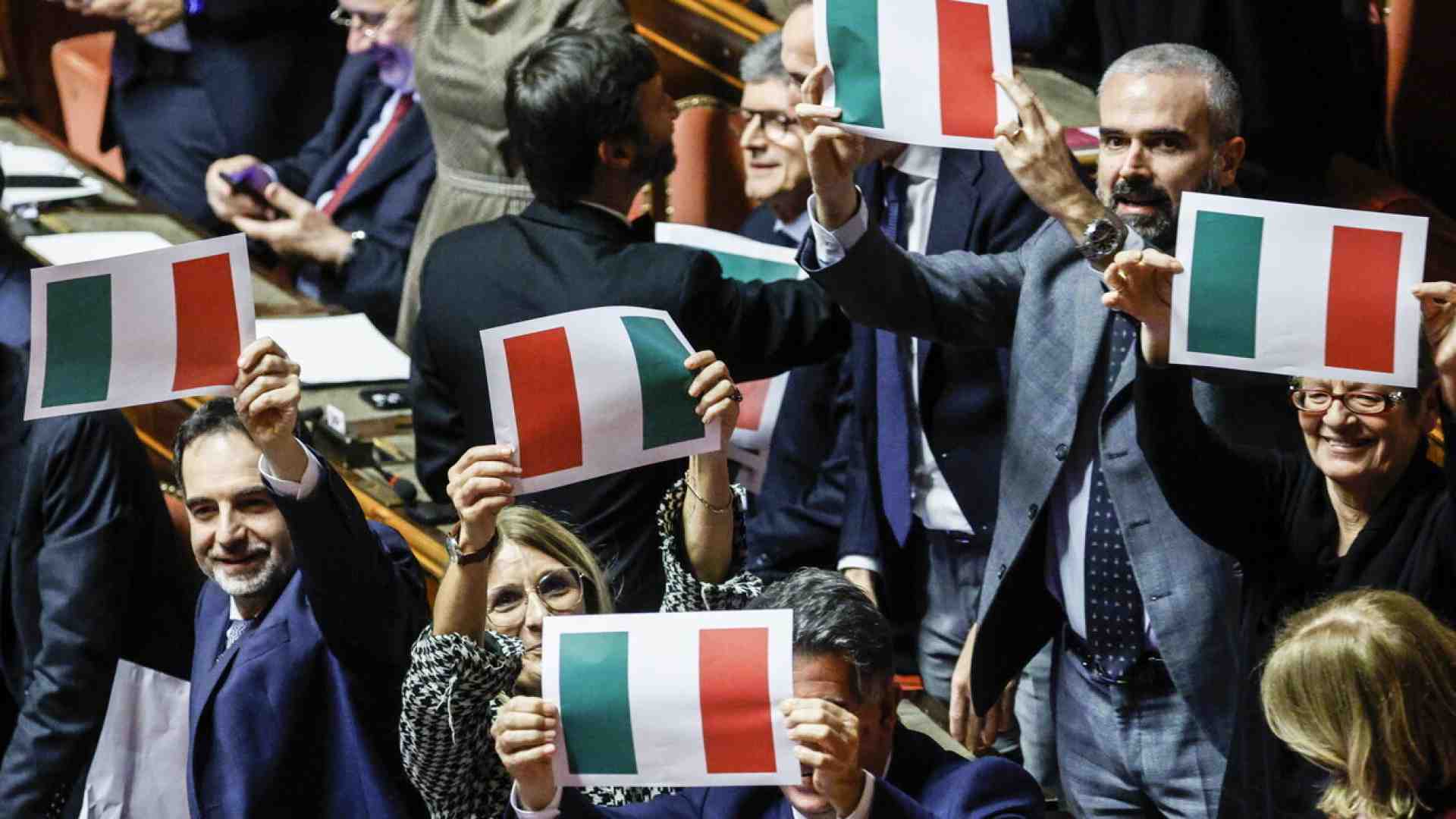 Immagine di Sinistra e destra intonano l'inno. Scontro sulla memoria di Mameli