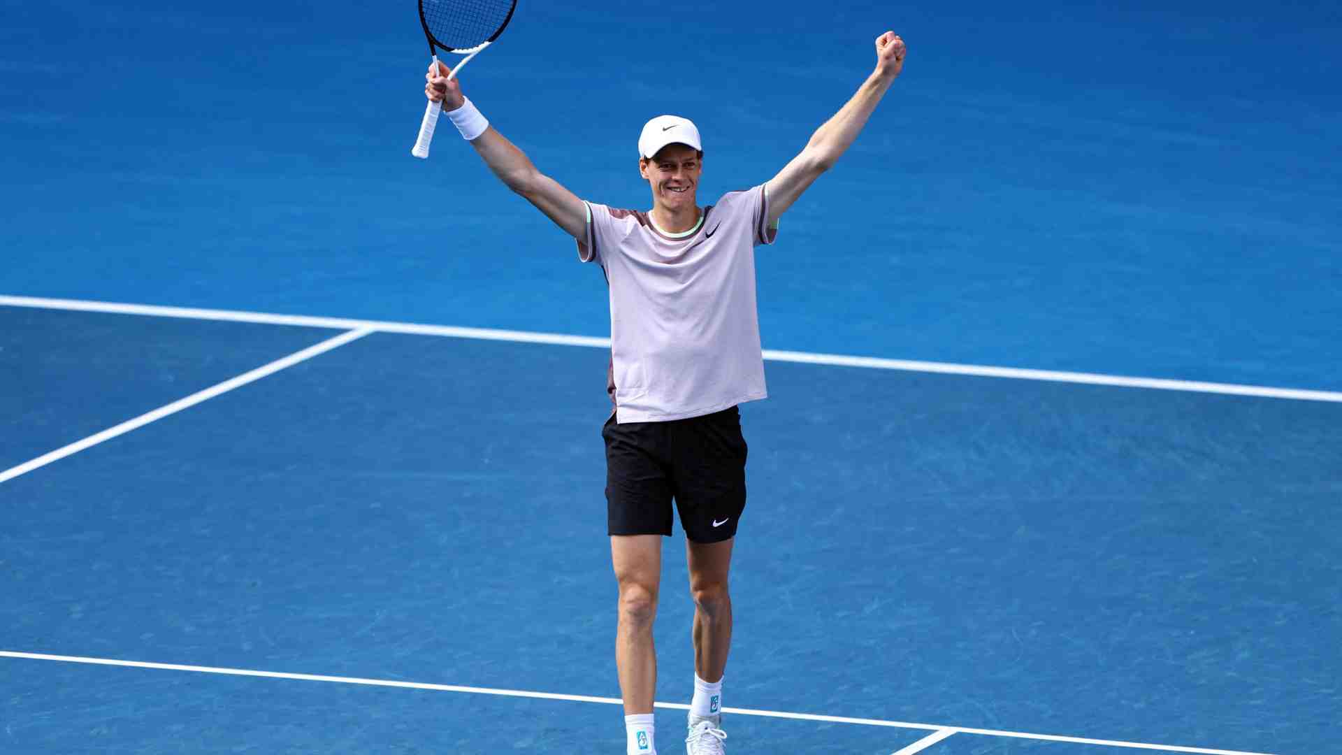 Immagine di Sinner, storica vittoria su Djokovic. Prima finale di uno Slam