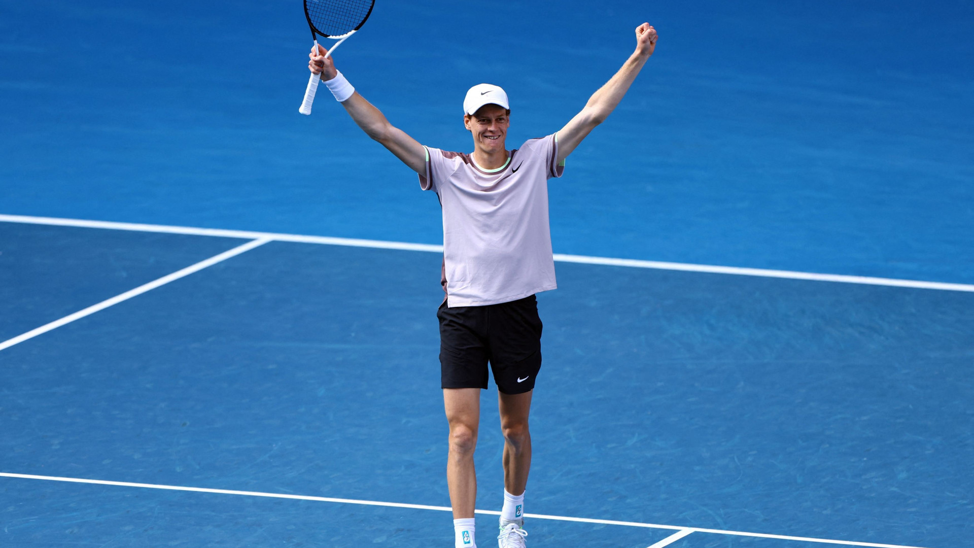 Immagine di Sinner, storica vittoria su Djokovic. Prima finale di uno Slam