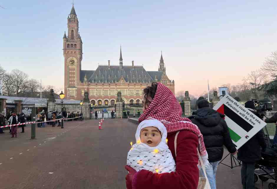 Manifestazione davanti alla Corte internazionale di giustizia (Foto di Selman Aksunger/Anadolu via Getty Images)&nbsp;<br />