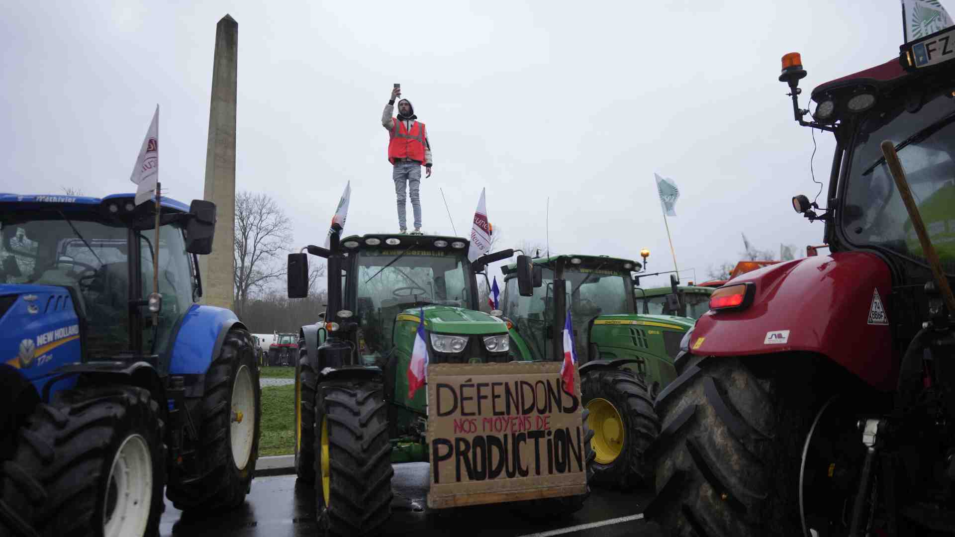 Immagine di “Dietro le proteste dei contadini francesi c’è la fine di un mondo”. Intervista a Onfray
