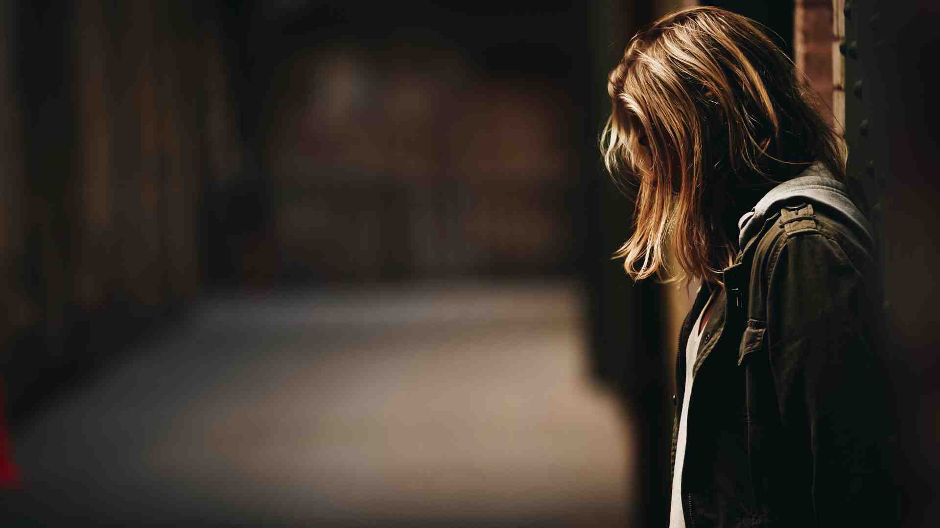 Immagine di Teoria della ragazza triste, che contiene un uomo che guarda una donna