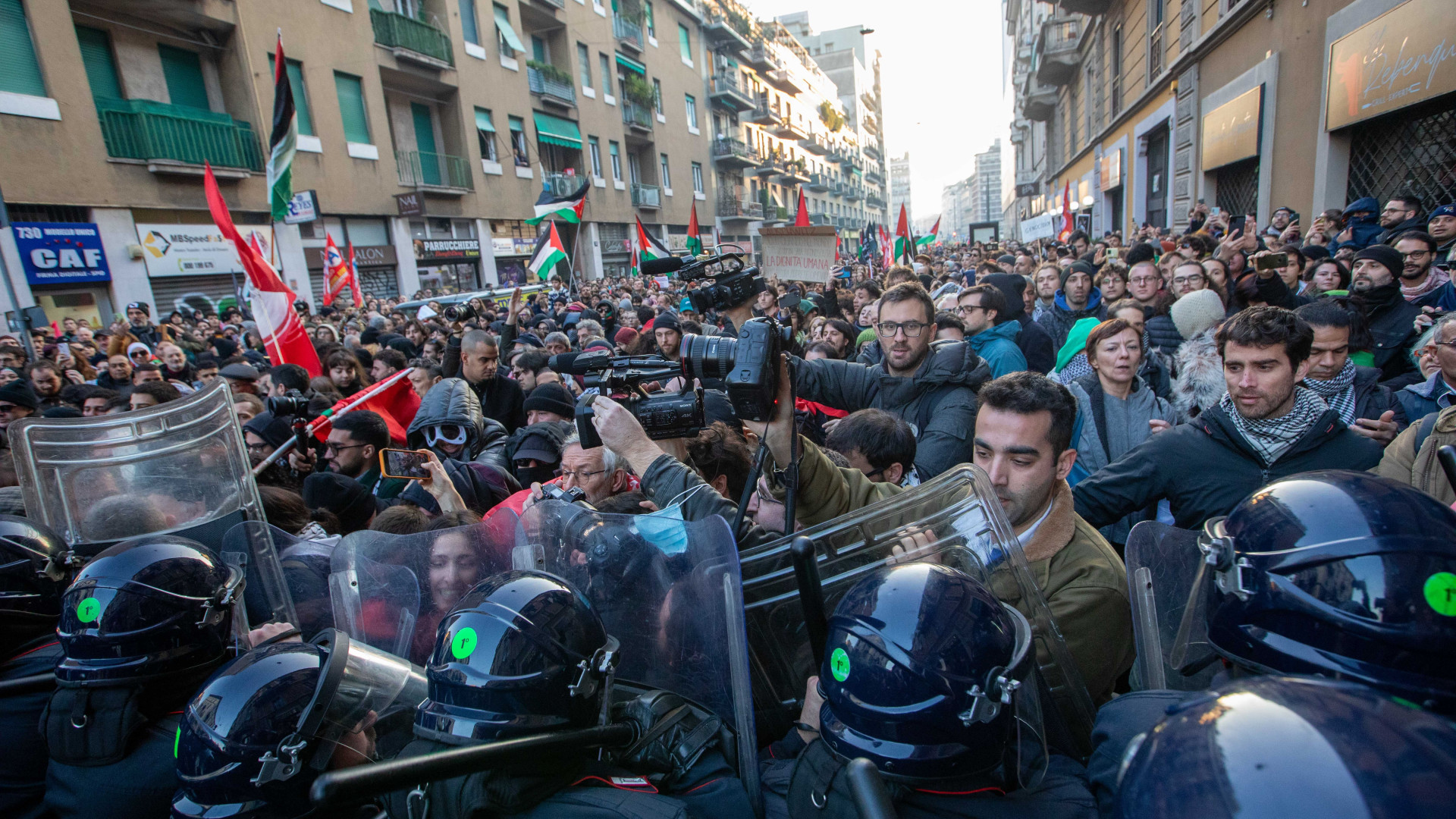 Immagine di Milano, tensione al presidio pro Palestina. Nessuno scontro a Roma