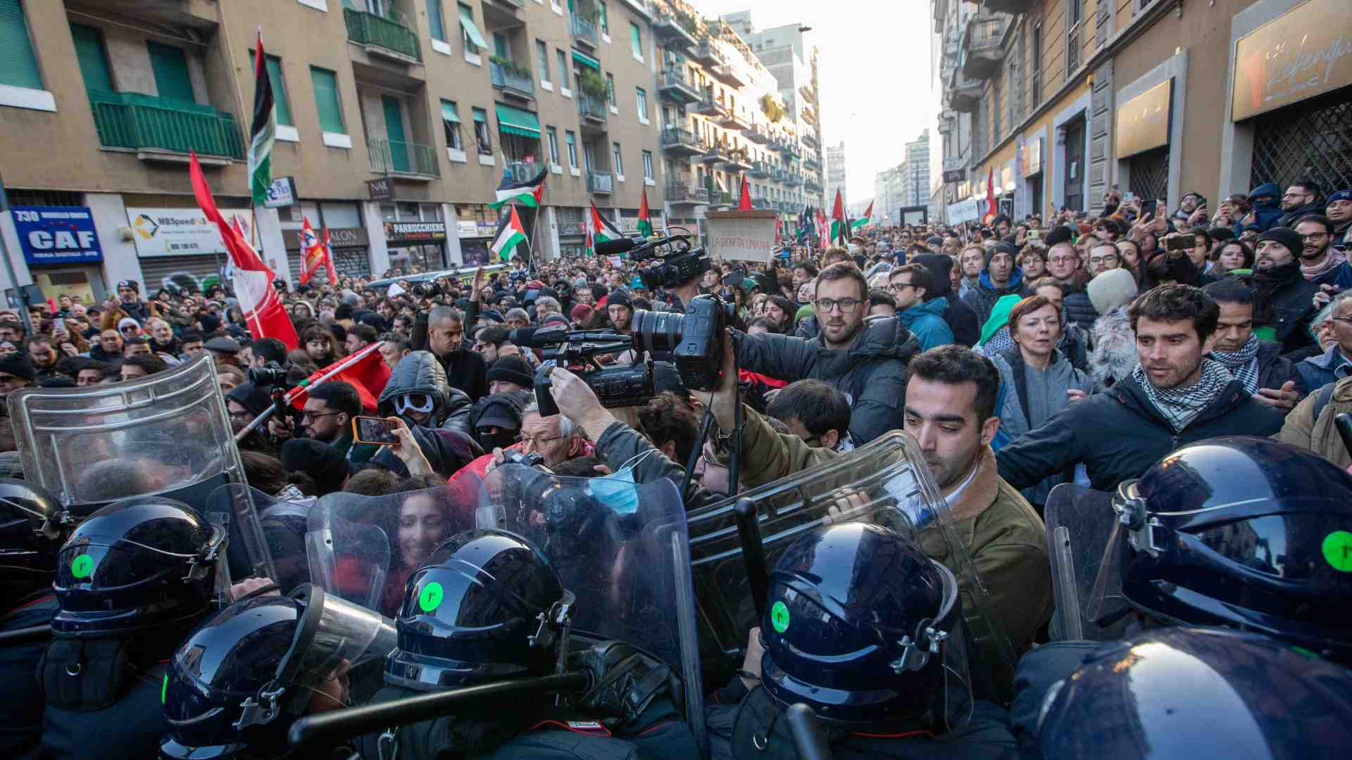 Immagine di Milano, tensione al presidio pro Palestina. Nessuno scontro a Roma