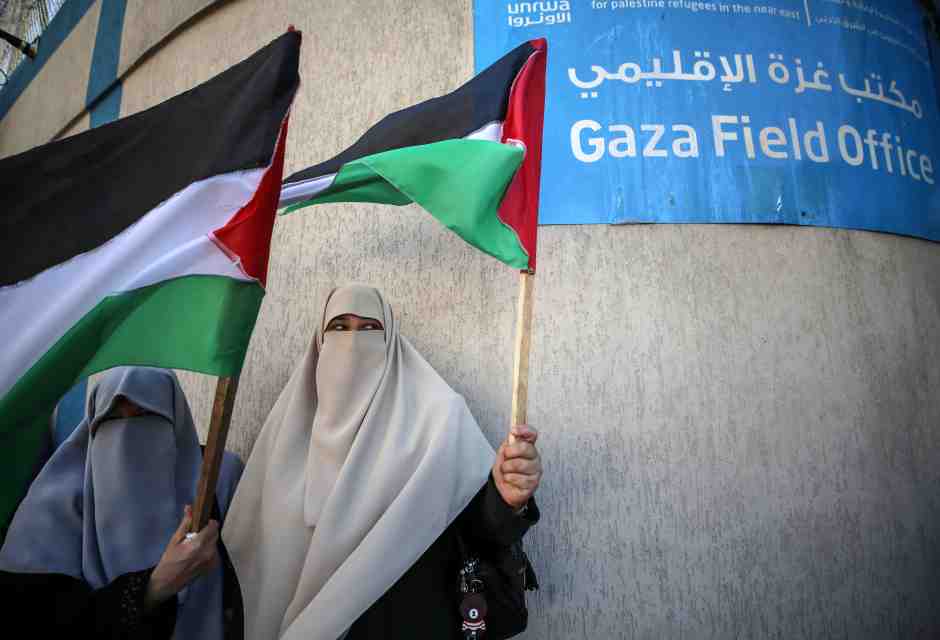 Protesta all'ingresso della sede dell'Unrwa a Gaza City il 7 agosto 2023 (Foto di Majdi Fathi/NurPhoto via Getty Images)&nbsp;<br />