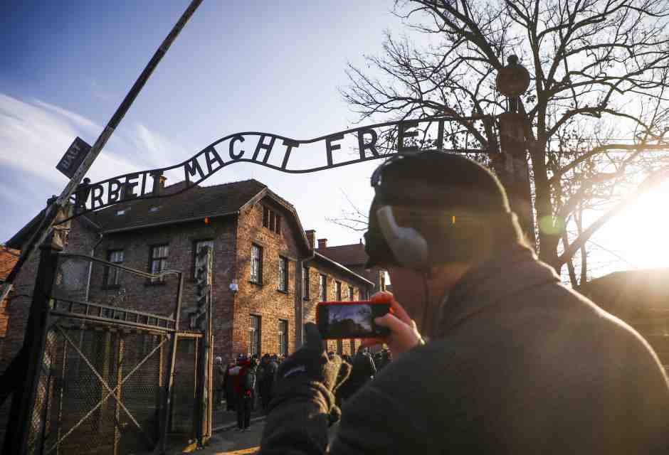 Il cancello d'ingresso di Auschwitz con la scritta Arbeit Macht Frei (Foto di Beata Zawrzel/NurPhoto via Getty Images) <br />