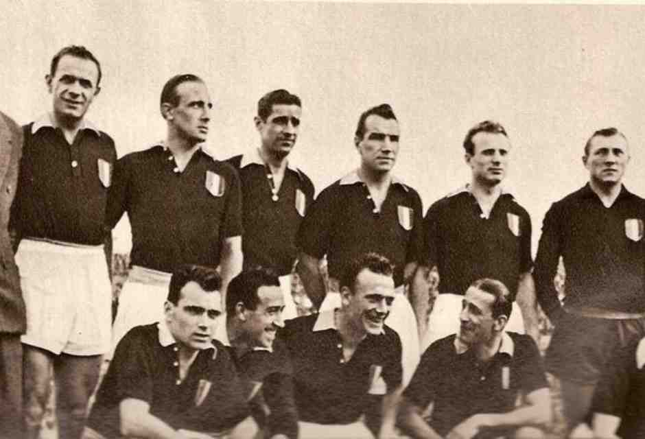 Erbstein (primo a destra) in una foto con i suoi giocatori del Grande Torino&nbsp;<br />