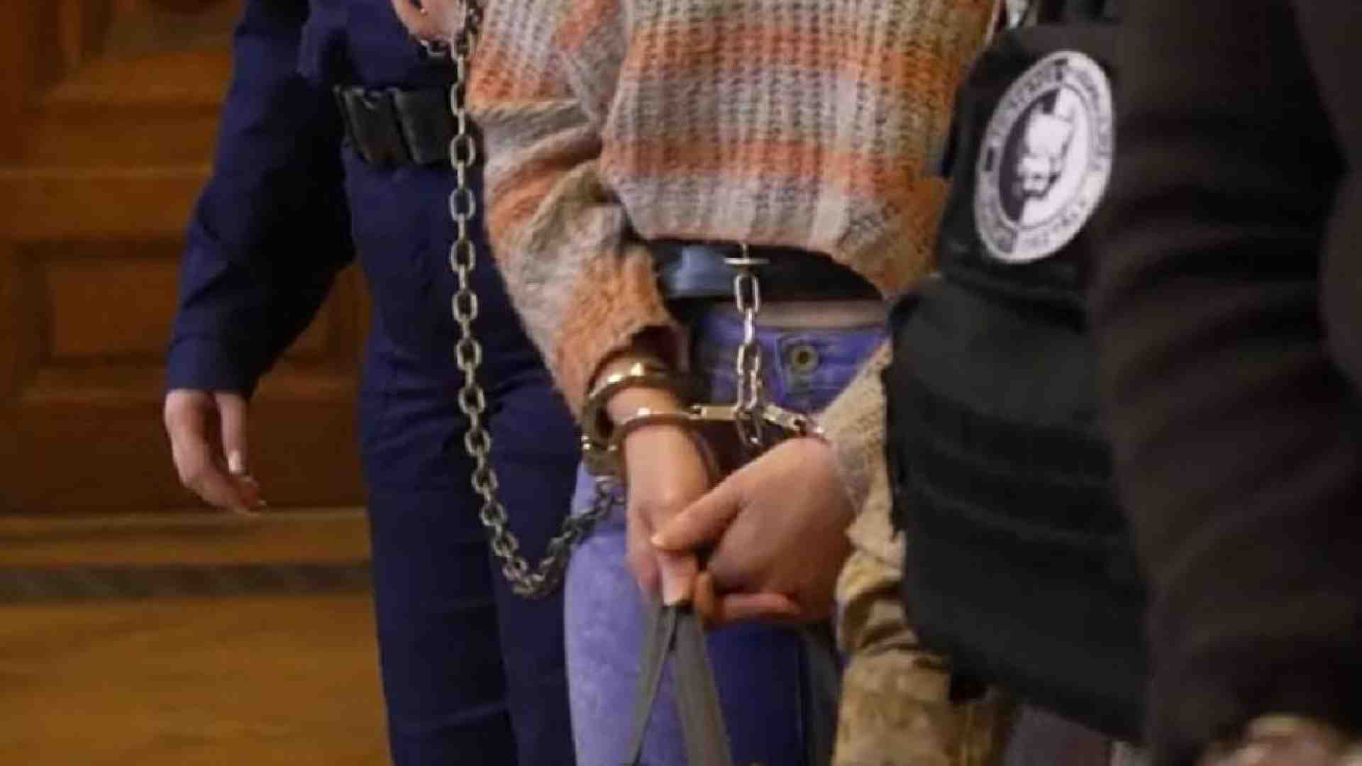 Immagine di Ilaria Salis in catene e "guinzaglio" a Budapest. Convocato l'ambasciatore