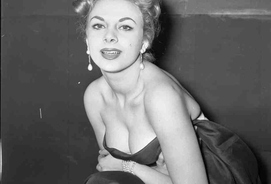 <span style="color: rgb(46, 45, 45); font-family: Arial, Helvetica, sans-serif;">L'attrice Sandra Milo durante un servizio fotografico in una foto d'archivio in bianco e nero. ANSA</span>
