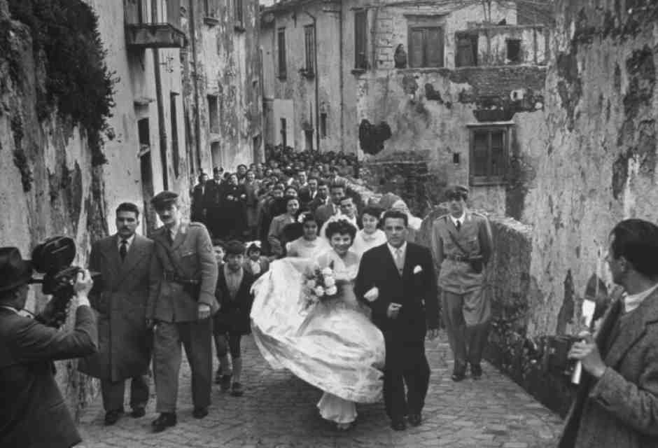 Marzo 1951, zio Gino accompagna la futura signora Fortin (ragazza italiana che sta per sposare un soldato americano) al suo matrimonio (David Lees/Getty)&nbsp;<br />