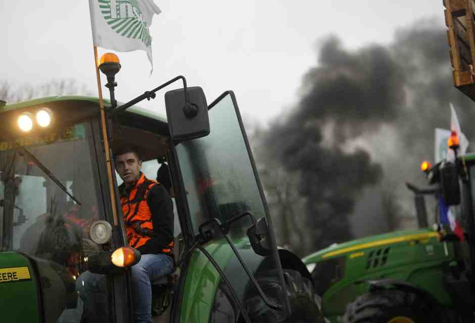 Protesta dei trattori in Francia (LaPresse)<br />