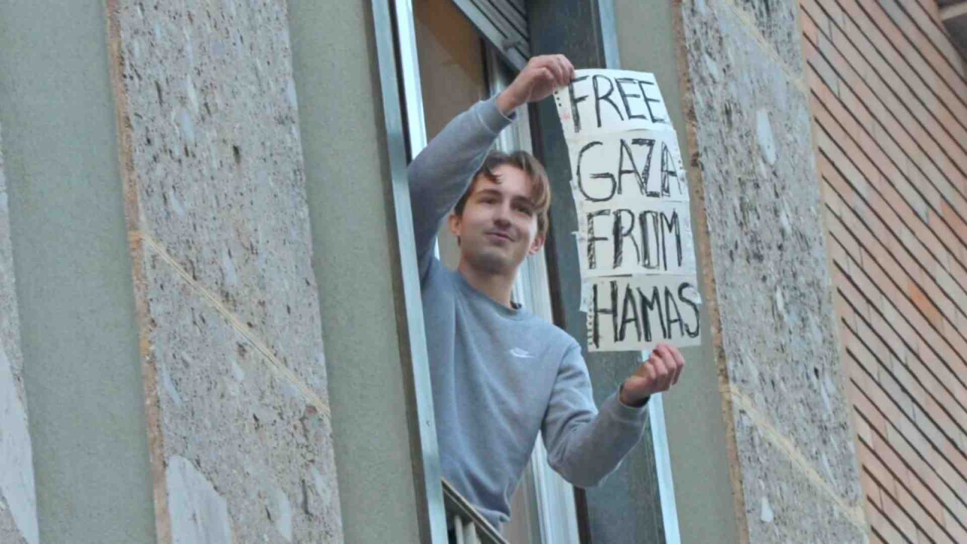 Immagine di “Free Gaza from Hamas”. Un cartello manda in tilt le piazze filo palestinesi