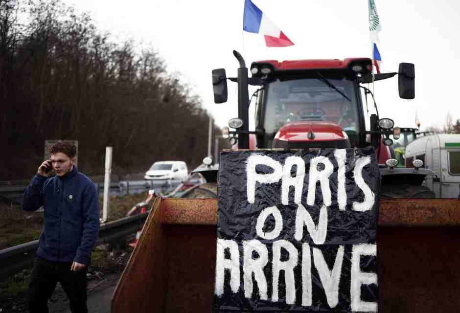 &nbsp;"Parigi stiamo arrivando", un trattore che blocca l'autostrada in Francia - foto Ansa