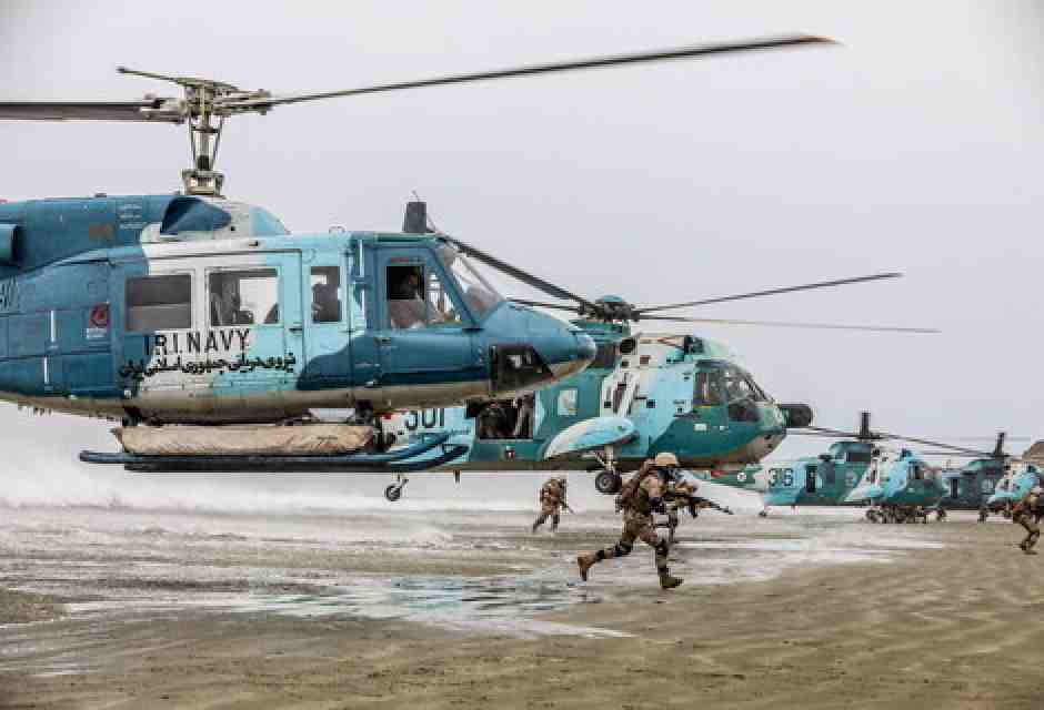 &nbsp;Militari iraniani durante un&rsquo;esercitazione militare a Jask, a sud dello Stretto di Hormuz nel 2022&nbsp; (foto Iranian Army /Anadolu Agency via Getty Images)