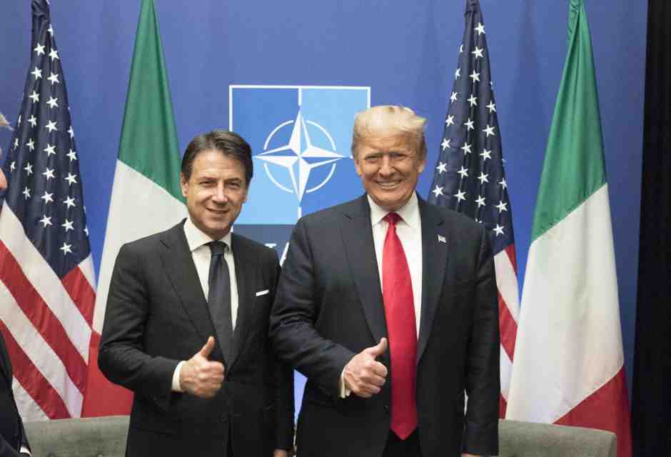 L'amletismo calcolato di Conte su Trump serve solo a rosolare il Pd