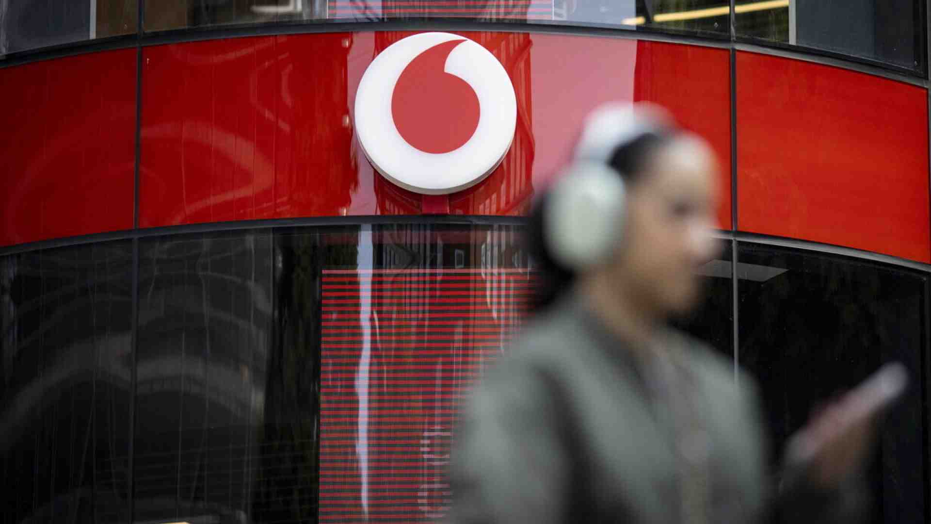 Immagine di Vodafone rifiuta l'offerta di Iliad ma il risiko delle tlc non è ancora chiuso