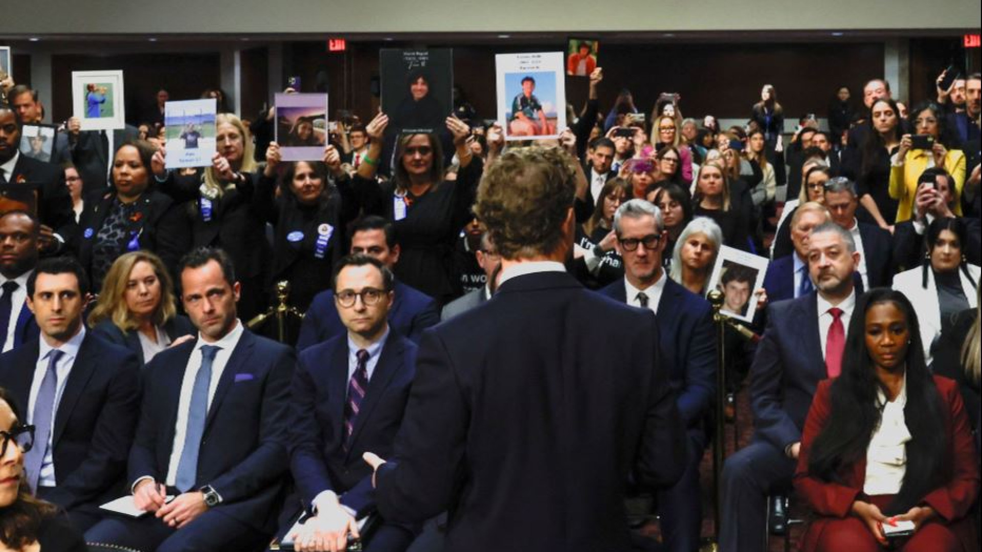 Immagine di Zuckerberg al Senato Usa: chiedo scusa per i danni dei social sui bimbi