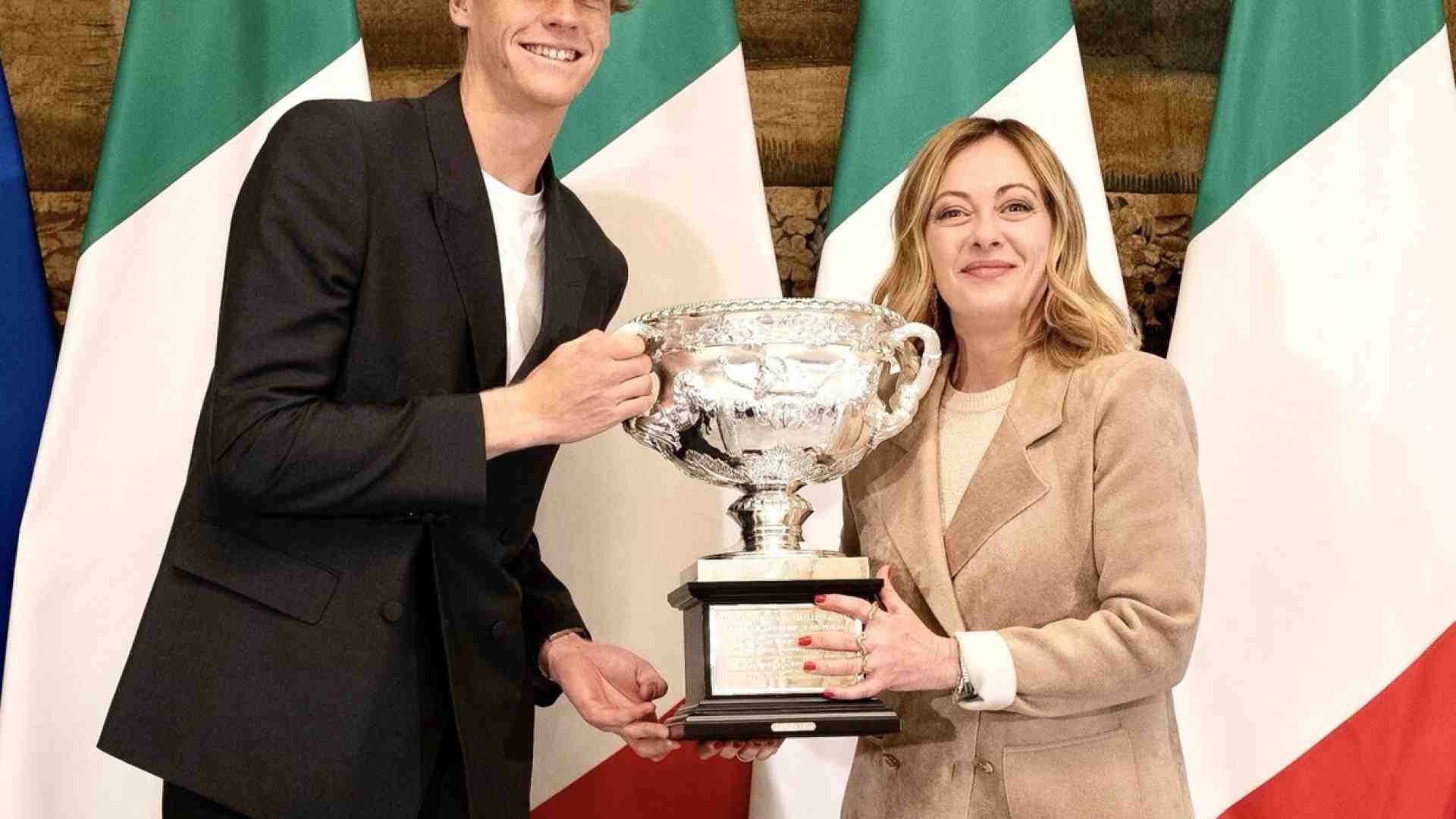 Immagine di Meloni accoglie a Chigi il marziano Sinner: “Grandissimo!”