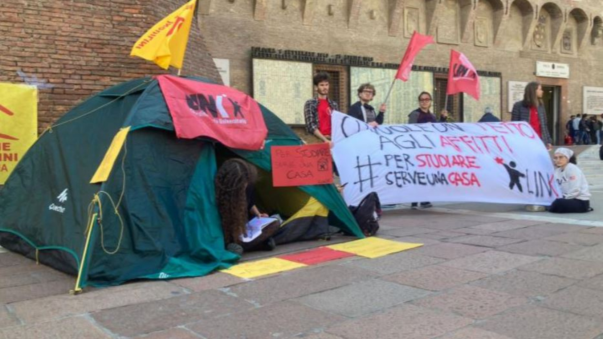 Immagine di Studentati diffusi e notti sospese: il popolo delle tende nove mesi dopo