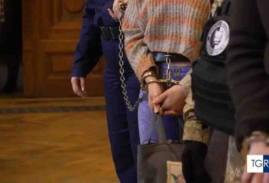 Le oscene tifoserie sul caso Salis