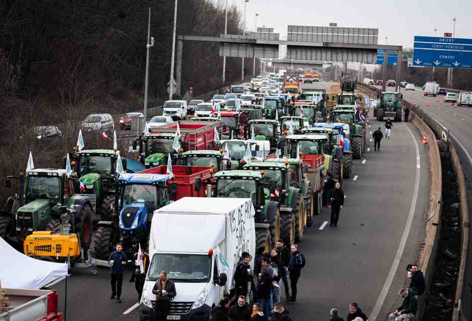 Trattori bloccano l'autostrada A15 alla periferia di Parig (Foto di Telmo Pinto via Getty Images) <br />