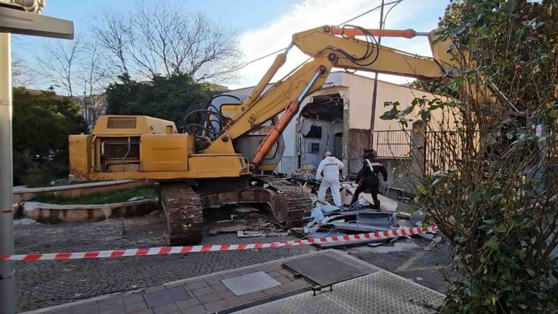 Immagine di Assalto all'ufficio postale con una ruspa nel Foggiano