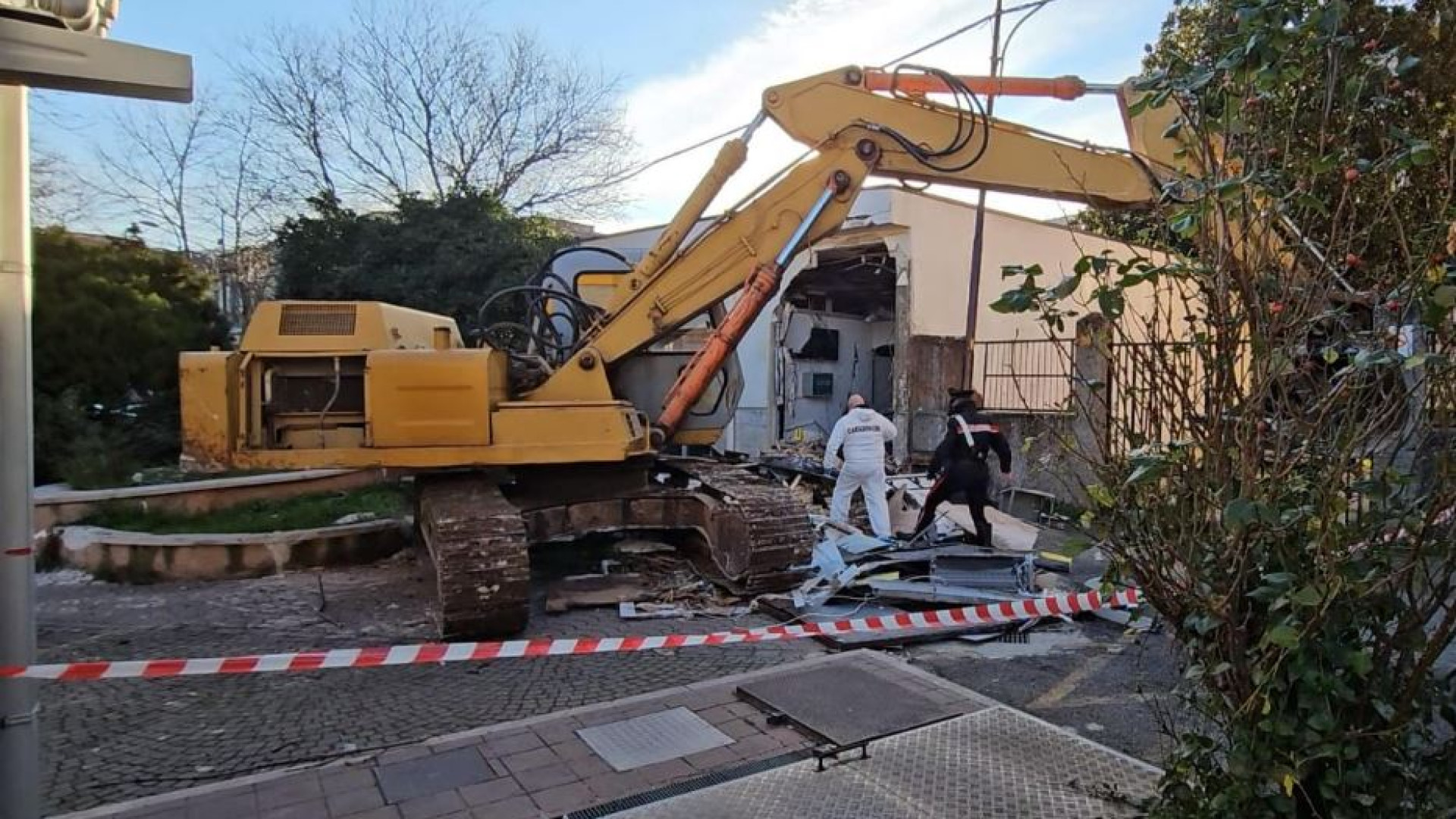 Immagine di Assalto all'ufficio postale con una ruspa nel Foggiano