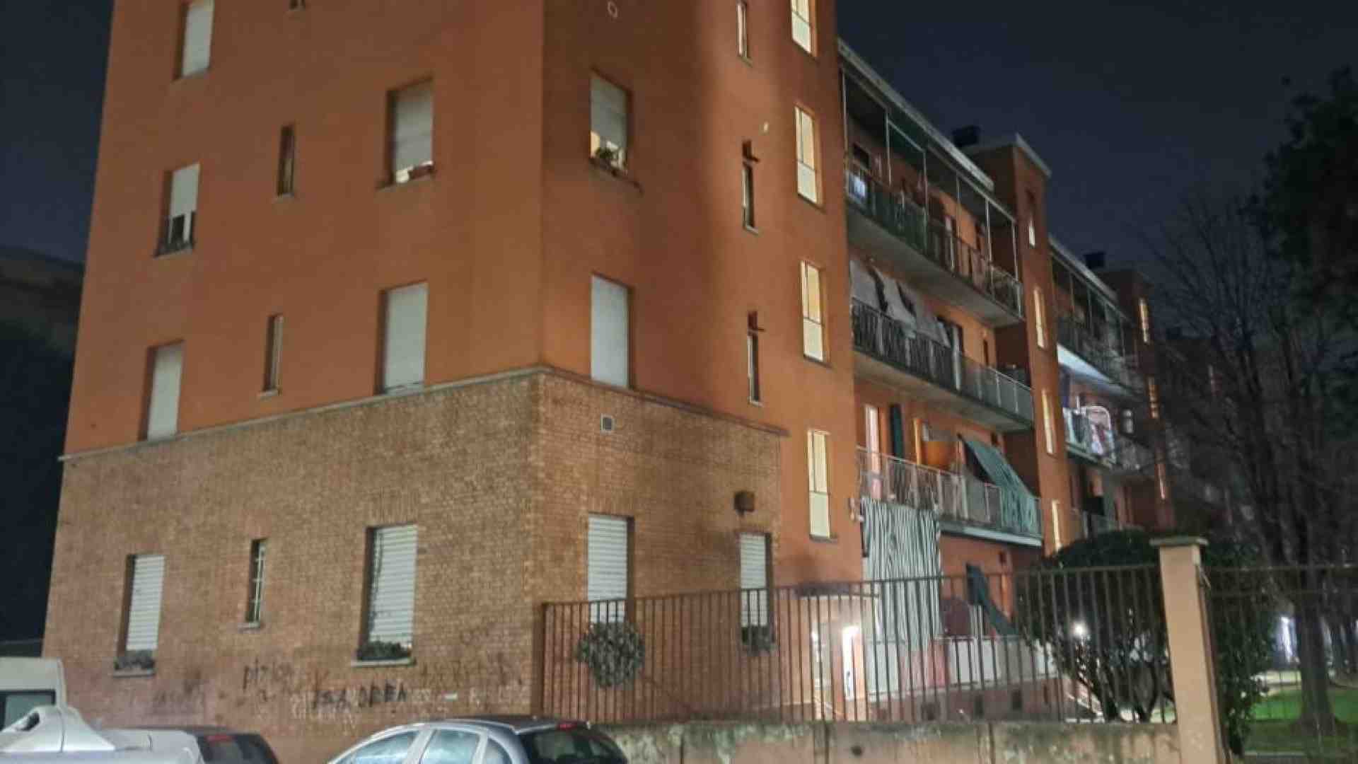 Immagine di Neonato abbandonato in un androne. «Sua madre è morta, non posso occuparmene»